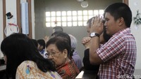 Seorang penyandang disabilitas serius berdoa.