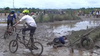 Foto: Ajang balapan ini tentu saja jadi tontonan warga sekitar. Lumayan sebagai hiburan dan refreshing juga. (Deni Wahyono/detikTravel)