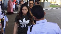 Di belakangnya ada Rheza, serta seorang perempuan yang sebelumnya datang bersama kakak laki-laki Dwina itu. (Foto: Nur Indah Fatmawati/detikcom)