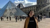 Di lain foto, Aura Kasih terlihat semringah saat berfoto di depan Museum Louvre. Enjoy banget ya, Neng! (Instagram/Aura Kasih)
