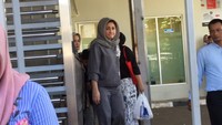 Perempuan yang mengenakan setelan abu-abu mulai kepala hingga kaki ini sempat mengungkap kondisi kesehatan suaminya. (Foto: Nur Indah Fatmawati/detikcom)