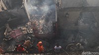 Pantauan di lokasi, beberapa warga berusaha mencari barang-barang berharga milik mereka yang tertimbun reruntuhan rumah.