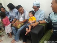 Sandiaga kemudian menggendong Garson.