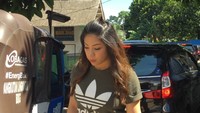 Dwina tampil casual dengan kaos hijau army dan celana cutbray hitam (Foto: Nur Indah Fatmawati/detikcom)