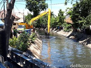 Pantau Normalisasi Saluran Air Masih Jadi Menu Libur Risma