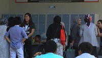 Dia lalu menghampiri istri Novanto, Deisti, yang sudah lebih dulu menunggu di ruang tunggu rutan.  (Foto: Nur Indah Fatmawati/detikcom)