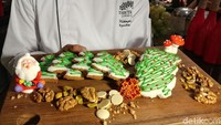Aneka kue-kue natal yang cantik dan lezat juga tersedia. (Tri Ispranoto/detikTravel)