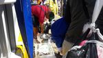 Foto: PKL yang Masih Nekat Berjualan di Trotoar Tanah Abang