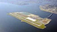 Terletak di lepas pantai pulau buatan, Bandara Kobe termasuk ke dalam bandara yang sibuk. Pasalnya bandara tersebut selain menangani penerbangan domestik juga mengakomodasi penerbangan charter internasional. myscienceacademy.org/Istimewa.