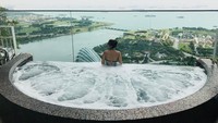 Lagi-lagi, Aura Kasih pamer punggung mulusnya. Kali ini, dara manis ini tampak santai menikmati semburan kolam jacuzzi di lokasi yang tidak disebutkan. (Instagram/Aura Kasih)