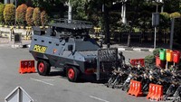 Kendaraan pendukung juga disiagakan.