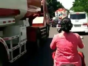Emak-emak Berkonde Drag Race di Jalanan Bandung