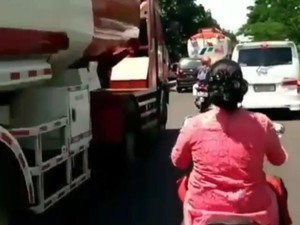 Meliuk-liuk Terobos Macet, Aksi Emak Pemotor Ini Dibahas Netizen