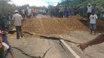Foto: Mendadak Off-Road karena Jalan Amblas di Riau