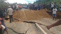 Akibatnya, jalan yang akses jalan dari Bangkinang ke Desa Pongkai, Koto Tuo, Koto Tuo Barat, Muara Takus, Gunung Bungsu, dan 6 Desa di Koto Kampar Hulu nyaris terputus