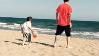 Messi pun suka mengajak buah hatinya bermain di pantai. Serta, tidak ketinggalan juga membawa bola (Instagram/@leomessi)