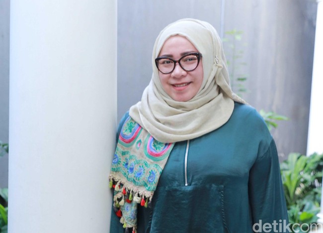 Melly Goeslaw dalam sebuah kesempatan pada 2018. Badannya belum selangsing sekarang. (Foto: Ismail)