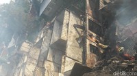 Penyebab sementara katanya karena setrikaan. Jadi ada yang sedang menyetrika, kemudian ditinggal. Karena panas, kemudian pakaian terbakar dan api membesar, kata Gayo. 