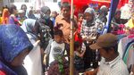 Foto: PKL yang Masih Nekat Berjualan di Trotoar Tanah Abang
