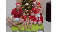 Pebulutangkis Hendra Setiawan harus merayakan Natal jauh dari keluarga karena sedang mengikuti Premier Badminton League di India. Tapi dia sempat berfoto bersama istri dan ketiga anaknya. Menggemaskan, ya! Foto: Instagram @hendrasansan