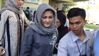 Deisti lalu segera menuju pintu gerbang rutan.  (Foto: Nur Indah Fatmawati/detikcom)