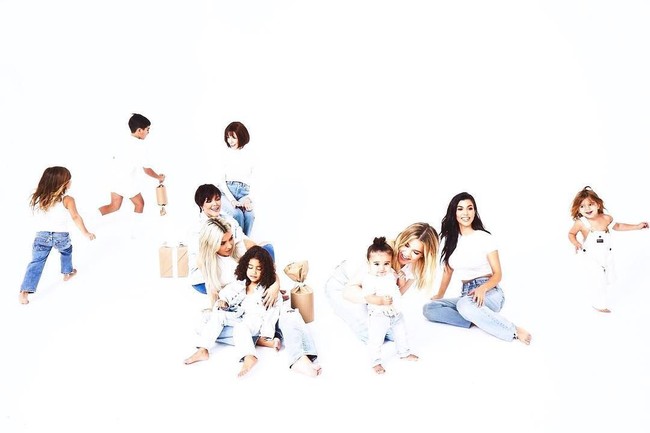 Kim Kardashian merilis seri foto Natal dan Tahun Baru di Instagram sejak awal Desember, hingga 1 hari menjelang Natal pada Minggu (24/12/2017). Semuanya kompak mengenakan busana atasan putih dipadu jeans. Foto: Instagram/kimkardashian