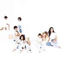 Kim Kardashian merilis seri foto Natal dan Tahun Baru di Instagram sejak awal Desember, hingga 1 hari menjelang Natal pada Minggu (24/12/2017). Semuanya kompak mengenakan busana atasan putih dipadu jeans. Foto: Instagram/kimkardashian