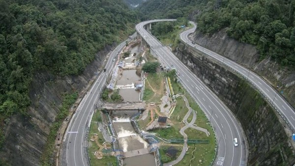 Jembatan Kelok Sembilan dibangun lagi dengan konsep green construction atau ramah lingkungan. Pertimbangannya, lokasi berada di wilayah cagar alam. Proyek ini membutuhkan investasi sekitar Rp 580,8 miliar, yang dilaksanakan dalam dua tahap pembangunan dan membutuhkan kurun waktu 10 (sepuluh) tahun penyelesaian. (I Gede Leo Agustina/dTraveler) Jembatan Kelok Sembilan dibangun lagi dengan konsep green construction atau ramah lingkungan. Pertimbangannya, lokasi berada di wilayah cagar alam. Proyek ini membutuhkan investasi sekitar Rp 580,8 miliar, yang dilaksanakan dalam dua tahap pembangunan dan membutuhkan kurun waktu 10 (sepuluh) tahun penyelesaian. (I Gede Leo Agustina/dTraveler)
