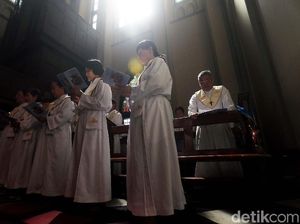 Misa Natal di Gereja Katedral Berlangsung Khidmat
