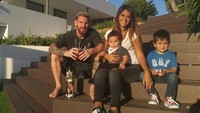 Messi dan keluarganya memang tak pernah disapa isu miring. Selain piawai di lapangan hijau, dia juga menjadi ayah yang baik bagi kedua anaknya Thiago Messi dan Mateo Messi (Instagram/@leomessi)