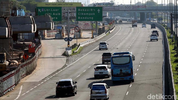 Libur hari Natal, arus lalu lintas di Tol Jakarta-Cikampek terpantau lancar. Kendaraan pun melaju dengan kencang.