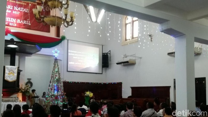 Suasana Khidmat Ibadah Natal di Gereja Ayam
