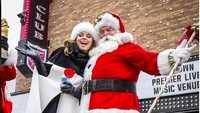 Berpose dengan Santa Claus, Shania Twain terlihat enerjik. Foto: Instagram Shania Twain