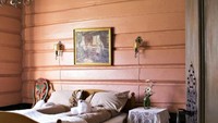 Ada tiga ruang tamu, masing-masing dengan desain interior pedesaan yang mencakup dinding kayu solid dan perabotan kuno Norwegia dimana beberapanya berasal dari abad ke-17. Inhabitat/Istimewa.
