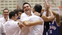 Ekspresi kegembiraan asisten pelatih Pelita Jaya, Faisal J Achmad usai mengalahkan Satria Muda Pertamina. (dok. IBL)