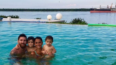 Foto: Messi yang Suka Basah-basahan