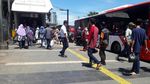 Foto: PKL yang Masih Nekat Berjualan di Trotoar Tanah Abang