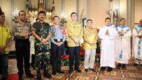 Panglima TNI Marsekal Hadi Tjahjanto, Kapolri Jenderal Tito Karnavian, dan Mendagri Tjahjo Kumolo meninjau ibadat malam Natal di Gereja Katedral, Jakpus, Minggu (24/12/2017). Turut hadir di lokasi, Wakapolri Komjen Syafruddin. (Foto: Dok. Istimewa)