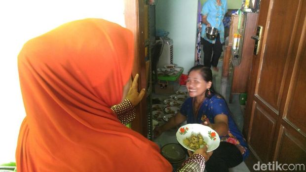 Seluruh warga ikut bahu membahu menyiapkan hidangan.