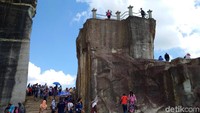 Traveler bisa juga berfoto di atas bukit utama Tebing Breksi berlatar belakang pemandangan Kota Yogyakarta dan Gunung Merapi. Tapi tetap mesti hati-hati ya. Keselamatan nomor satu! (Ristu Hanafi/detikTravel)