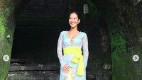 Dengan senyum lebar serta tanpa riasan wajah, Tara Basro tetap terlihat cantik. Foto: Instagram Tara Basro