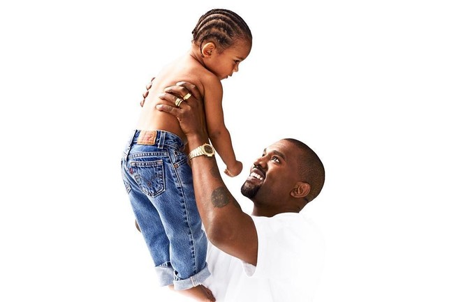 Kanye West dan North West. Kebersamaan ayah dan anak selalu menciptakan momen yang hangat sekaligus manis. Foto: Instagram/kimkardashian