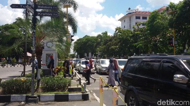 Arus lalu lintas menuju Jalan Malioboro di dekat lapangan parkir Abu Bakar Ali.