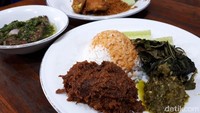 Di Bandung ternyata ada masakan Minang yang enak. Nasi rames Minang dari Malah Dicubo ini punya banyak menu seperti batokok lado ijo, rendang, ayam goreng hingga ayam bakar. Lokasinya ada di Jalan Stasiun Hall Selatan No. 27, Bandung. Foto: Detikfood