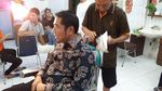Before-After Sandiaga dan Lulung Potong Rambut di Ko Tang Glodok