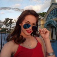 Memiliki rambut lurus panjang dengan wajah yang menawan tentunya membuat Trinidad di kagumi oleh banyak pria. Foto: Dok. Instagram, Facebook