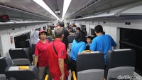 Setelah masuk ke kereta, penumpang untuk sementara waktu dibebaskan memilih tempat duduk.