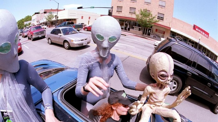 Orang-orang merayakan penampakan UFO di Roswell