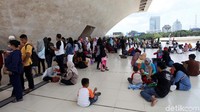 Sebagian pengunjung memilih duduk-duduk di pelataran.