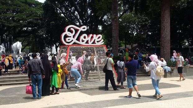 Libur Terakhir Natal, Warga Bandung Padati Taman Badak Singa